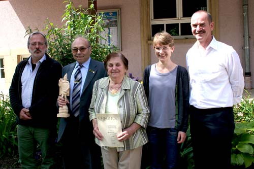 von links: Landesvorsitzender des Imkerverbandes Rheinland-Pfalz, Klaus Eisele;
Bernhard und Franziska Brossart, Vorstand des Bienenzuchtvereins Kandel: Alissa
Schick, Klaus Gebhart.